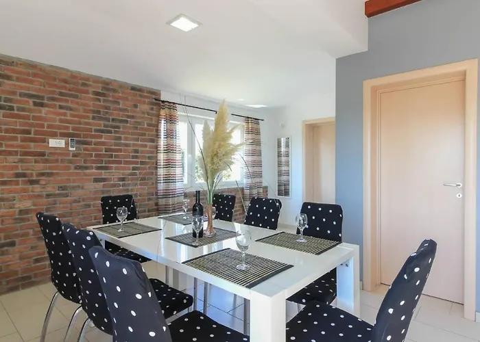 Large Ska With Amazing Private Pool Near The And Town By Wiibuk * Pula