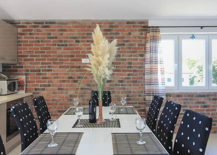 Large Ska With Amazing Private Pool Near The And Town By Wiibuk Pola