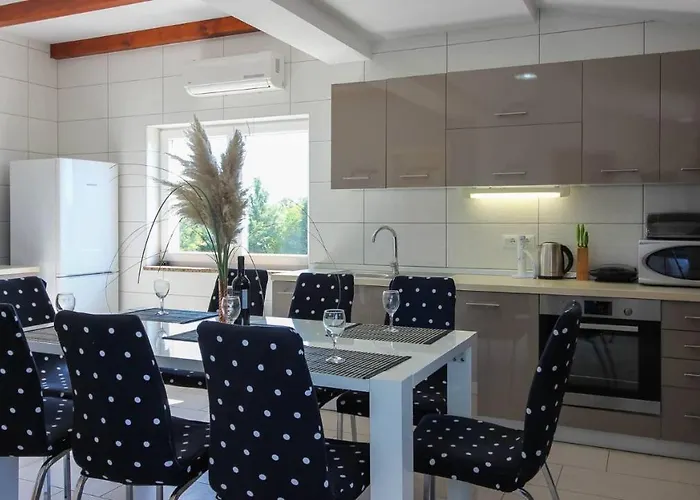 Large Ska With Amazing Private Pool Near The And Town By Wiibuk Pola
