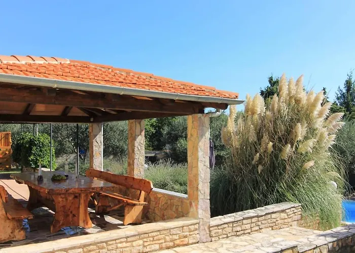 Large Ska With Amazing Private Pool Near The And Town By Wiibuk Pola