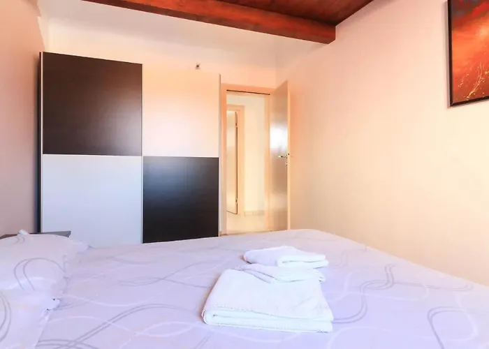 Large Ska With Amazing Private Pool Near The And Town By Wiibuk Pola