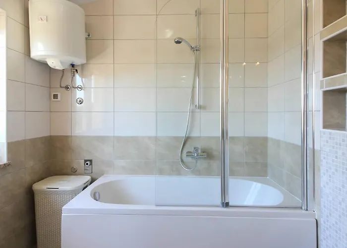 Large Ska With Amazing Private Pool Near The And Town By Wiibuk Vila Pula