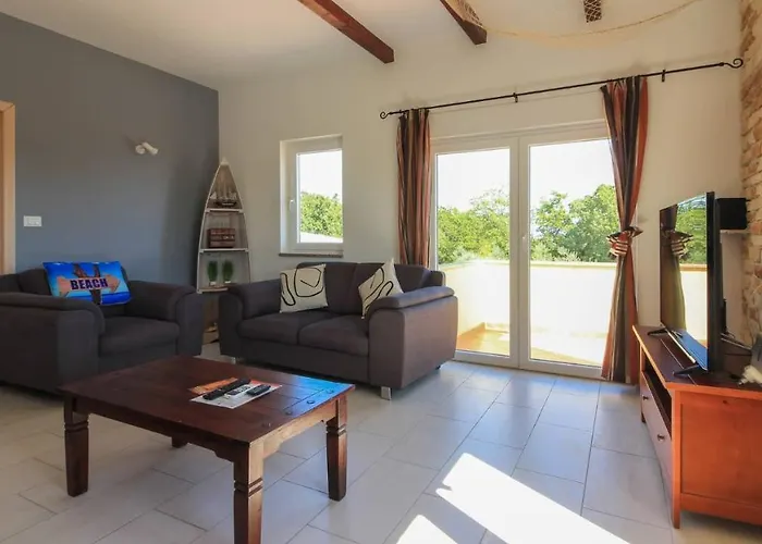 Villa Large Ska With Amazing Private Pool Near The And Town By Wiibuk Pula