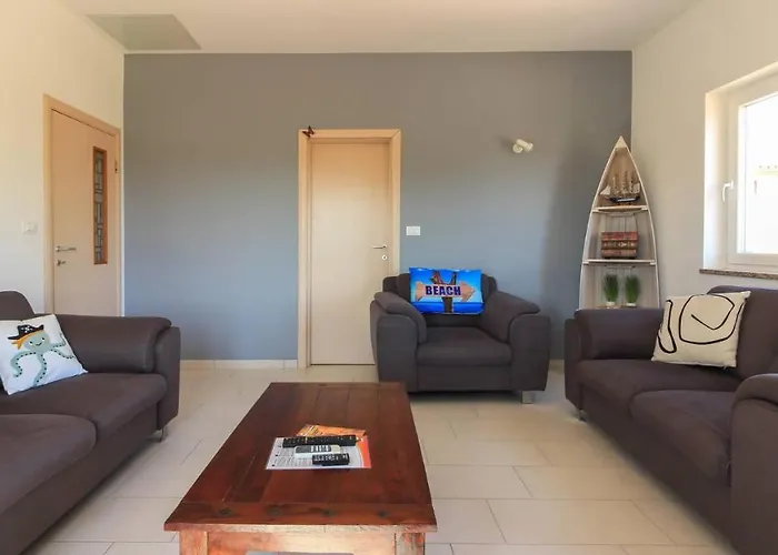 Large Ska With Amazing Private Pool Near The And Town By Wiibuk Pula