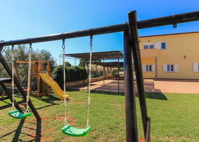Large Ska With Amazing Private Pool Near The And Town By Wiibuk Pula