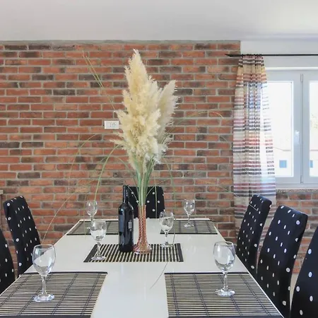 Large Ska With Amazing Private Pool Near The And Town By Wiibuk Pola