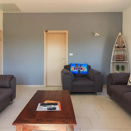 Large Ska With Amazing Private Pool Near The And Town By Wiibuk Pola