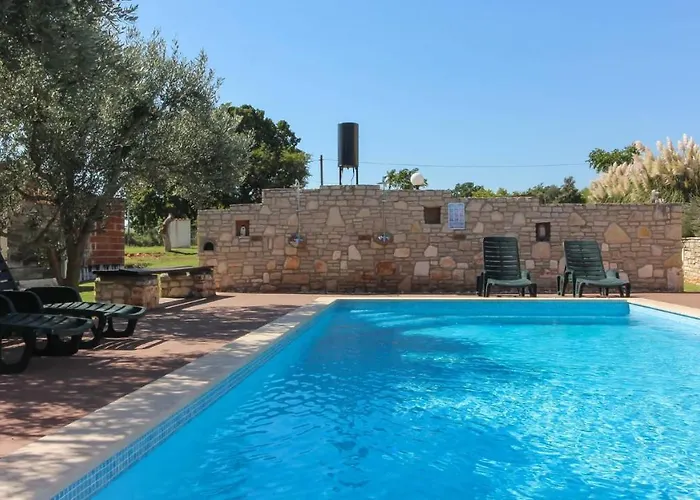 Villa Large Ska With Amazing Private Pool Near The And Town By Wiibuk Pula